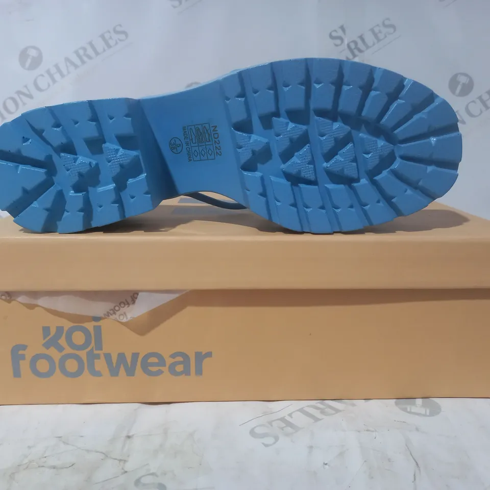 BRAND NEW BOXED PAIR OF KOI VEGAN LEATHER BLOOMING DAISY OASIS STRAPPY SLIDERS IN BLUE UK SIZE 5