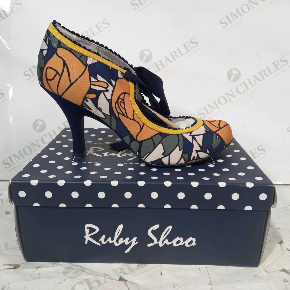 BOXED PAIR OF RUBY SHOO WILLOW CLOSED TOE HEELS IN GREEN/BLUE/WHITE/GOLD FLORAL PRINT UK SIZE 9