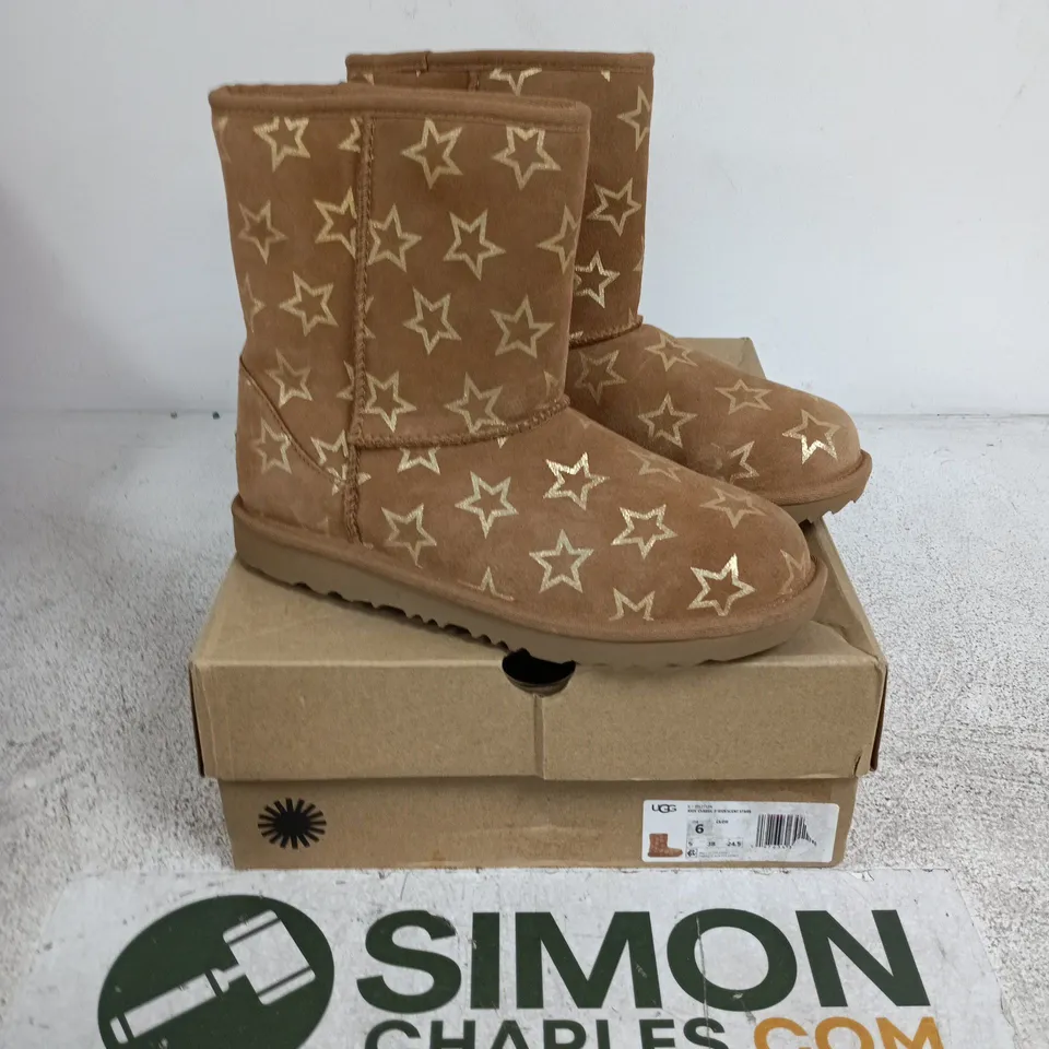 BOXED UGG KIDS CLASSIC II IRIDESCENT STARS BOOTS - UK 5