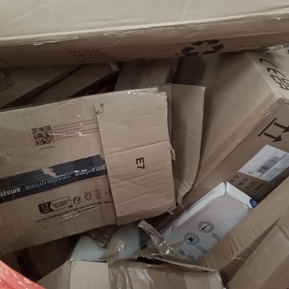 PALLET OF ASSORTED ITEMS INCLUDING HEATED THROW BLANKET, PANTI STAND MIXER, KIDS TOILET STEP, KIDS TRICYCLE, METAL CLOTHES RAIL, AMAGABELI PVC COATED WIRE MESH NETTING 