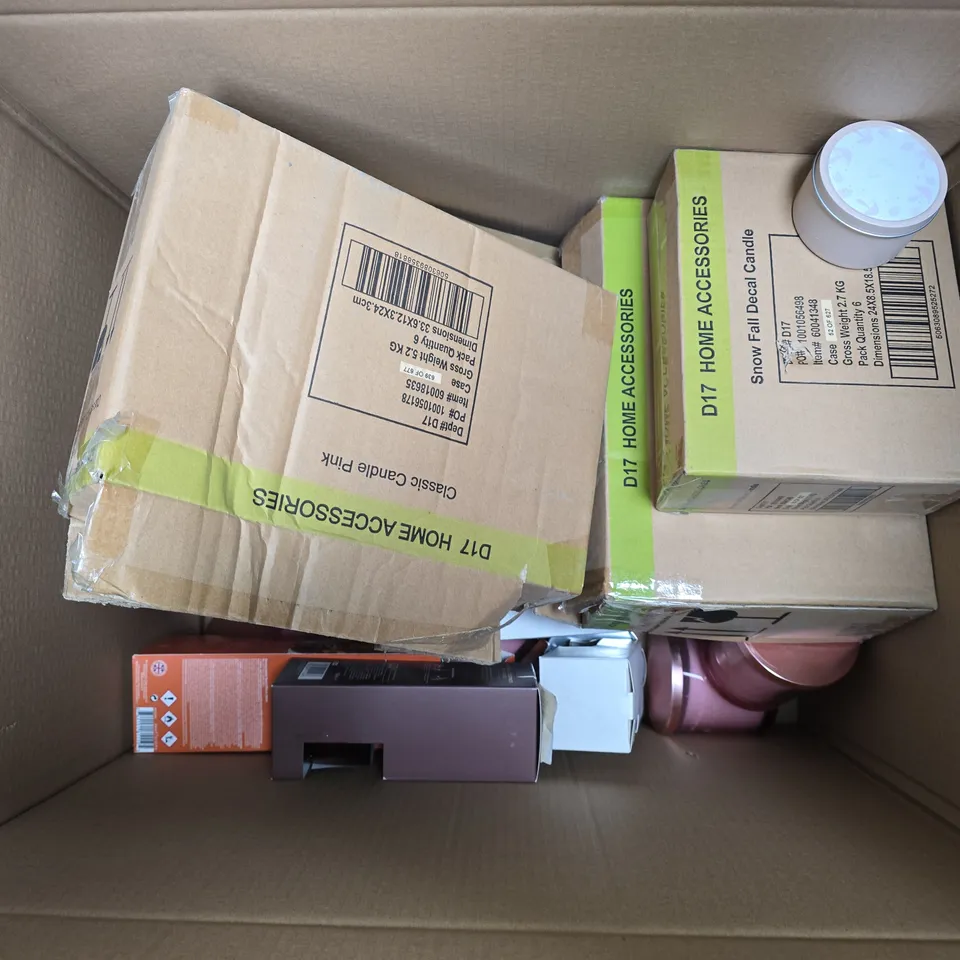 APPROXIMATELY 30 ASSORTED ITEMS TO INCLUDE GREEN MEADOW REED DIFFUSER, WILD RHUBARB & ROSE DOUBLE WICK CANDLE, FALLING LEAVES SCENTED CANDLE, ETC - COLLECTION ONLY