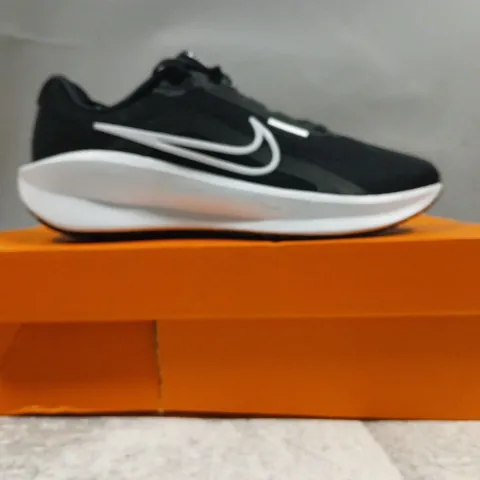 BOXED PAIR OF NIKE WOMEN'S DOWNSHIFTER 13 RUNNING SHOES IN BLACK/WHITE SIZE UK 6