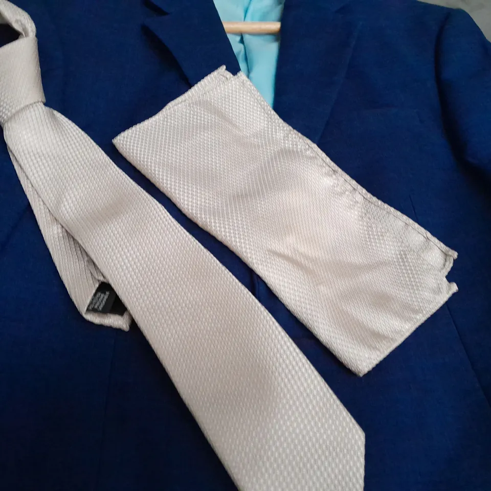 MOSS BROS 3-PIECE SLIM FIT SUIT WITH ACCESSORIES IN BLUE - JACKET UNSPECIFIED / SHIRT 16/40.5 / TROUSERS 32R