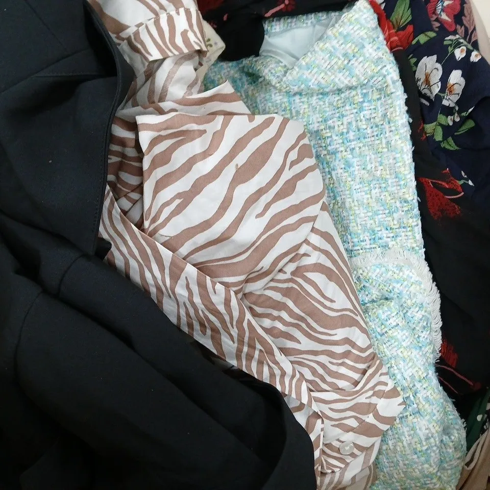 BOX OF APPROXIMATELY 20 ASSORTED CLOTHING ITEMS IN VARIOUS STYLES, SIZES, AND COLOURS - COLLECTION ONLY