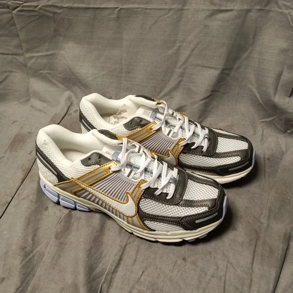 NIKE VOMERO 5 TRAINERS SIZE 9