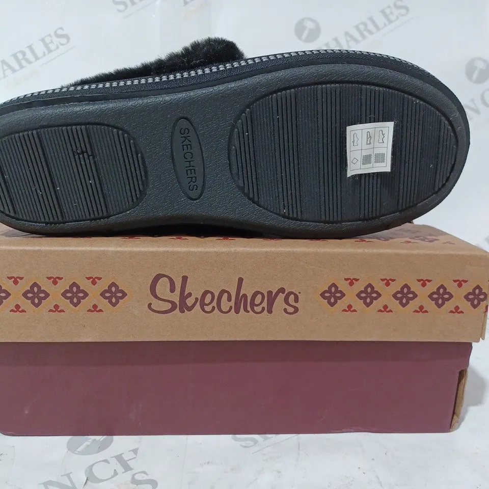 BOXED PAIR OF SKECHERS COZY SLIPPERS IN BLACK SIZE 4.5