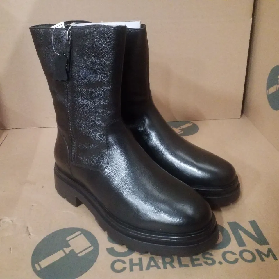 BOX CONTAINING APPROXIMATELY 4 PAIRS OF BRAND NEW SIMPLY BE BLACK BREENER EX WIDE BOOTS - SIZE 8