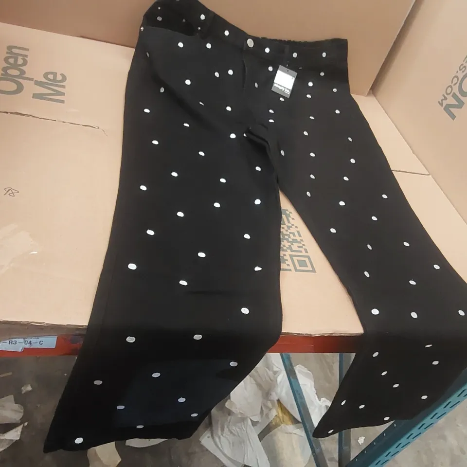 BOX CONTAINING APPROXIMATELY 8x BRAND NEW SIMPLY BE BLACK SPOT STRAIGHT LEG JEANS - SIZE 18R