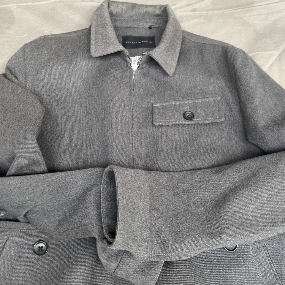 BANANA REPUBLIC GREY WOOL COAT – ZIP FRONT, CHEST PATCH POCKET - SIZE UNSPECIFIED 