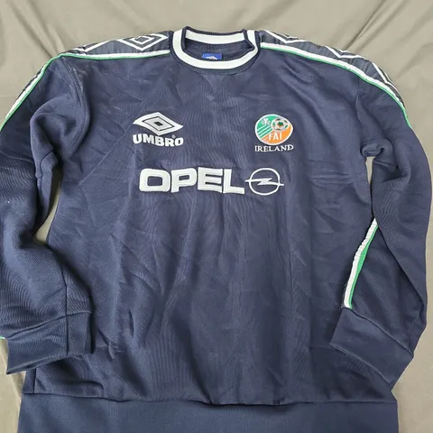 UMBRO IRELAND FAI SWEATER IN NAVY - MEDUM