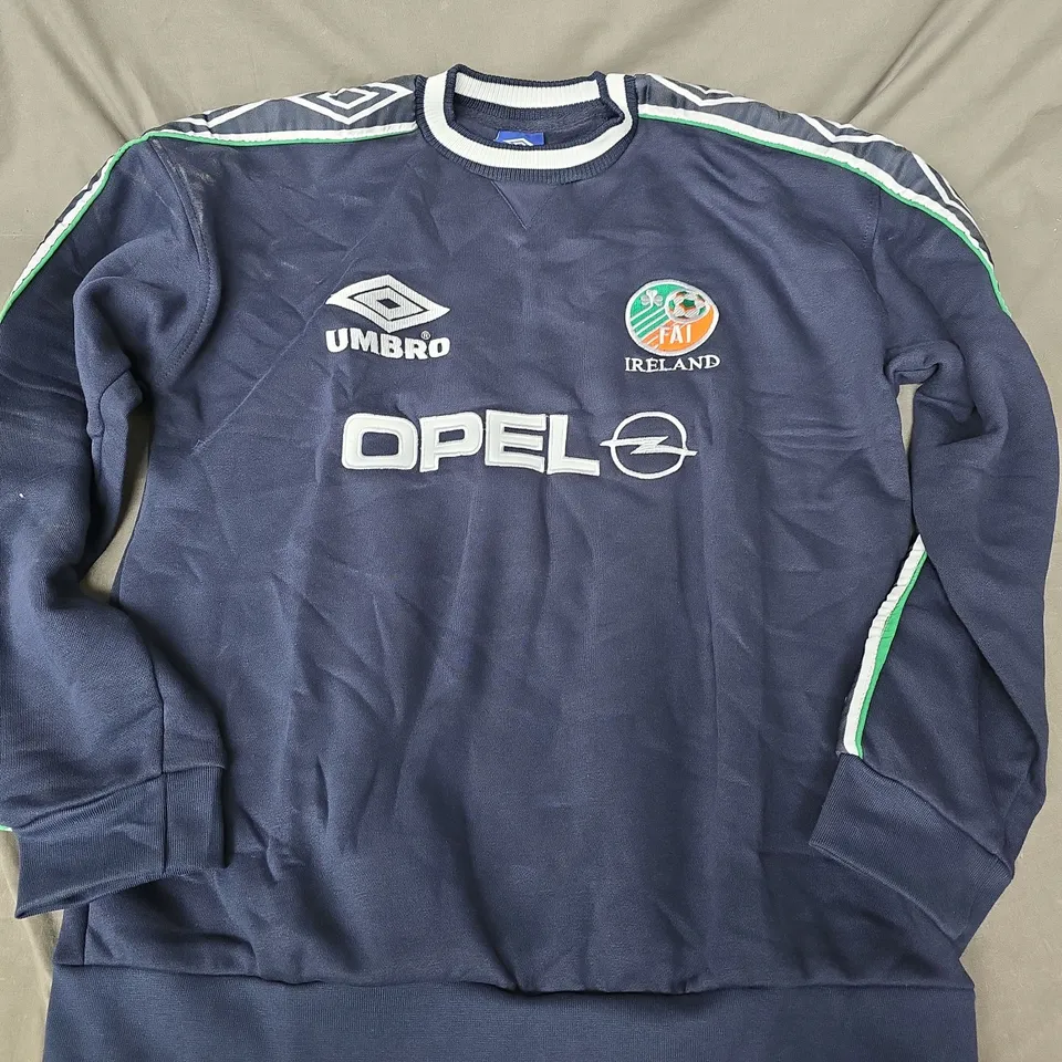 UMBRO IRELAND FAI SWEATER IN NAVY - MEDUM