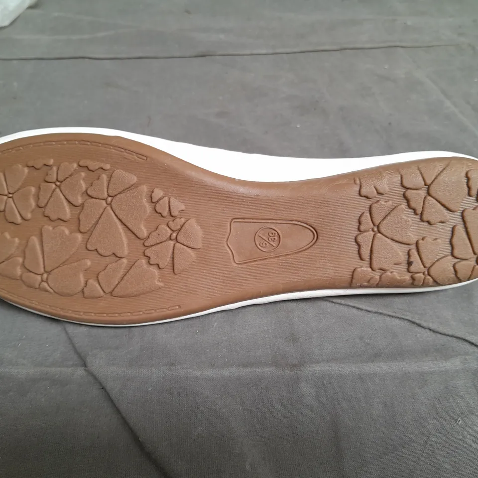 APPROXIMATELY 12 PAIRS OF LADIES SOLE SENSATION CUT OUT DETAIL PUMPS WHITE ASSORTED SIZES