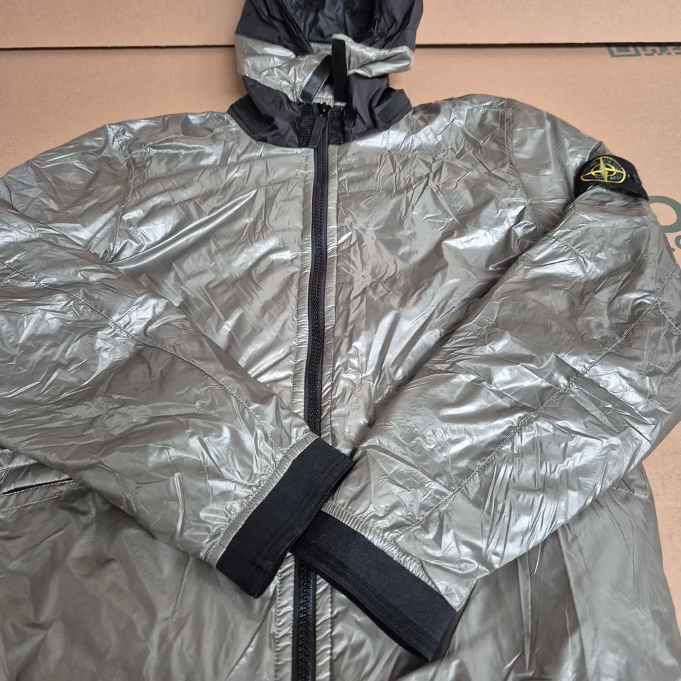STONE ISLAND METALLIC PUFFER JACKET – SILVER/GREY – SIZE M