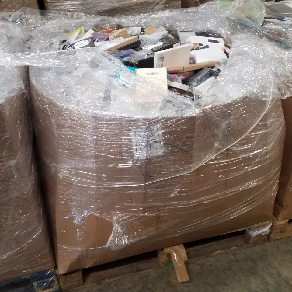 PALLET CONTAINING LARGE QUANTITY OF ASSORTED PHONE CASES