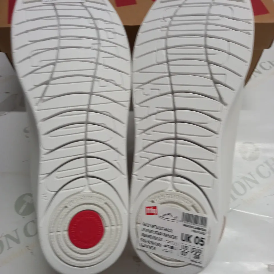 BOXED PAIR OF FIT FLOP RALLY METALLIC BACK LEATHER STRAP SNEAKERS IN WHITE - UK 5