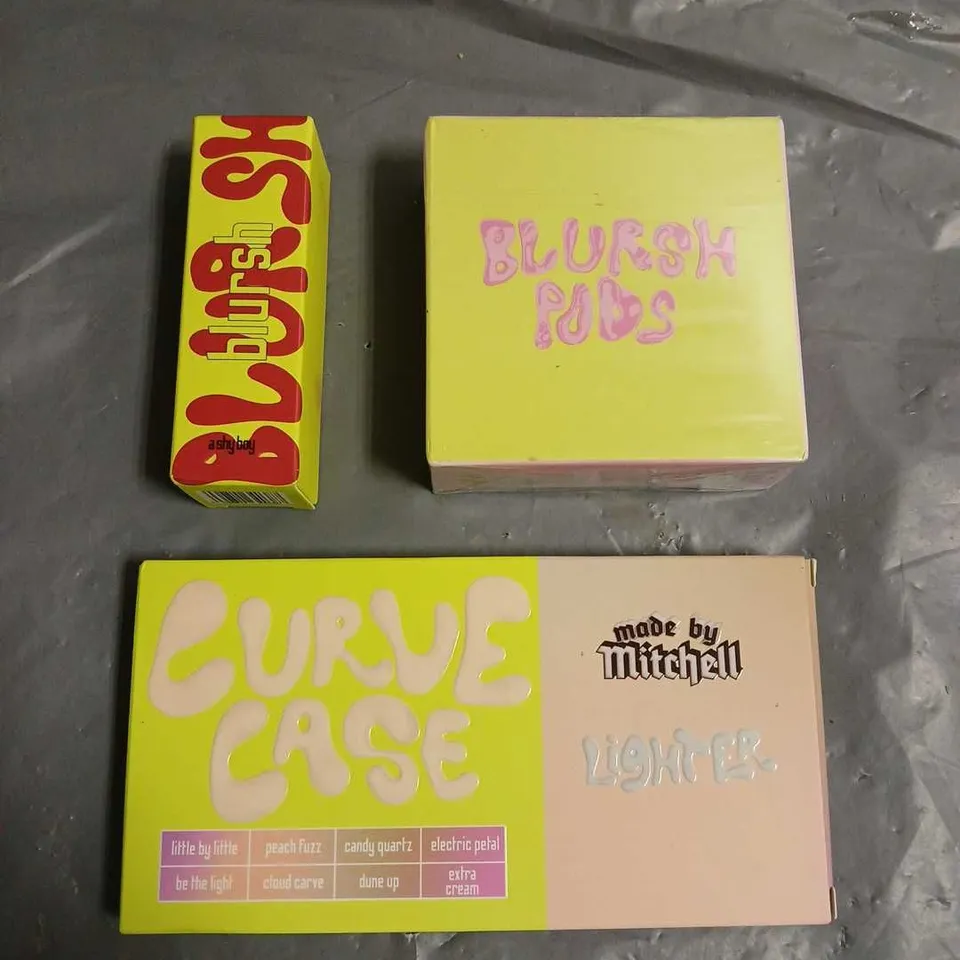 MADE BY MITCHELL LOT OF 3 ASSORTED COSMETIC PRODUCTS TO INCLUDE CURVE CASE CREAM BLUSHER/BRONZER PALETTE IN LIGHTER - BLURSH POD BAKED LUMINOUS BLUSHER IN LYCHEE MARTINI - BLURSH LIQUID BLUSHER IN A S