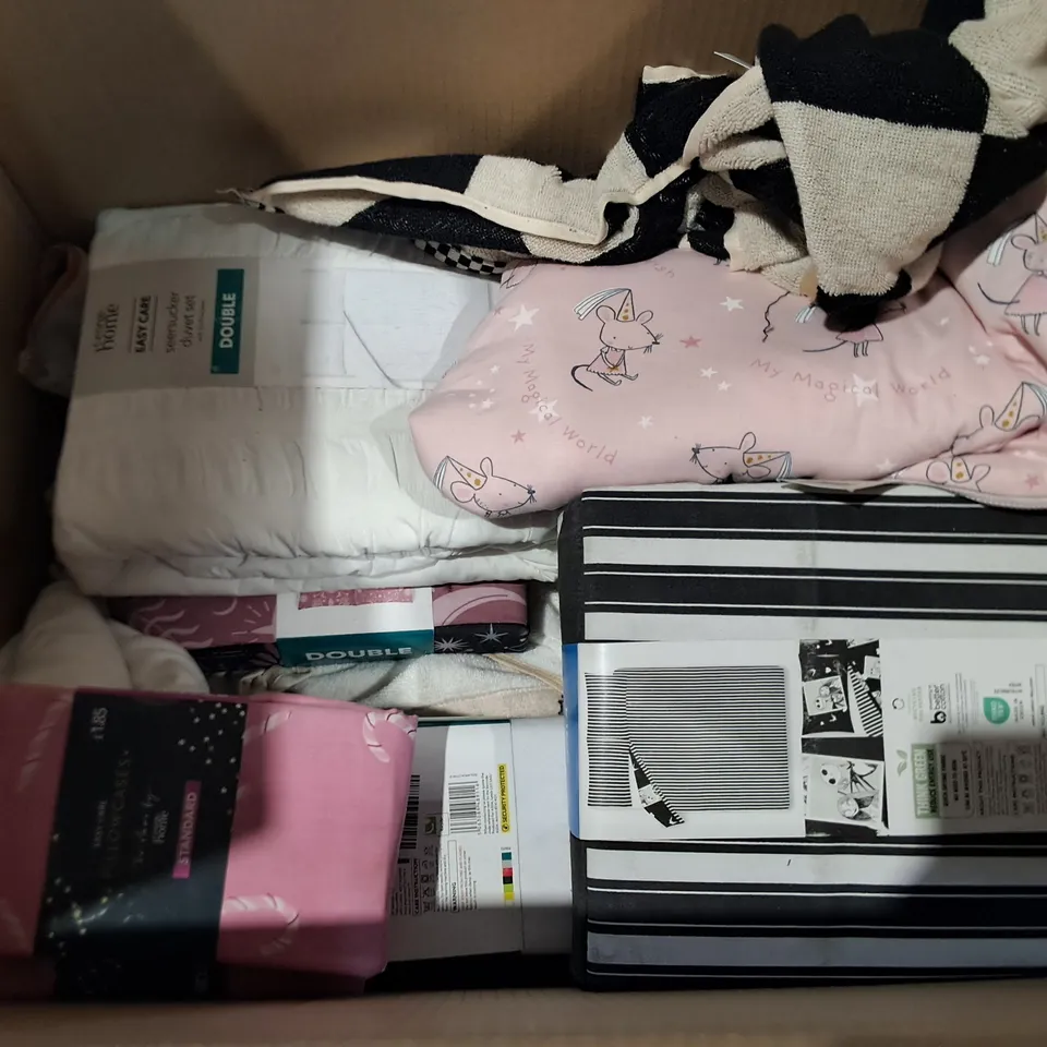 LOT OF APPROXIMATELY 15 ASSORTED BEDDING AND SOFT FURNISHING  ITEMS TO INCLUDE BLUEY PONCHO, DUVET SETS AND CELLULAR SHAWLS