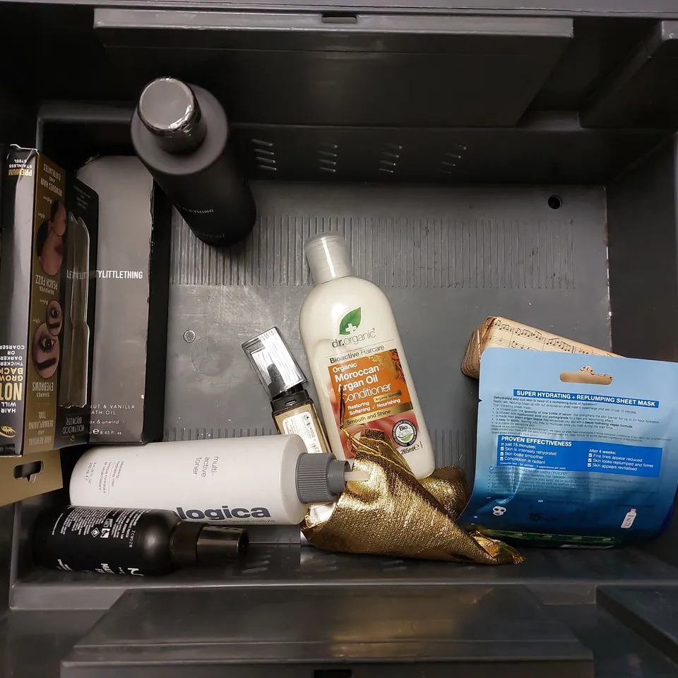BOX OF APPROX 10 COSMETIC ITEMS TO INCLUDE GUINOT FACIAL SCRUB, AVEENO CREAM AND BIOTHERM OIL THERAPY