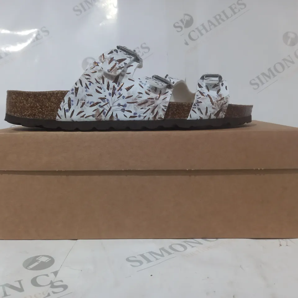 BOXED PAIR OF BONOVA OPEN TOE SANDALS IN WHITE/BLUE/BRONZE FLORAL DESIGN SIZE 6