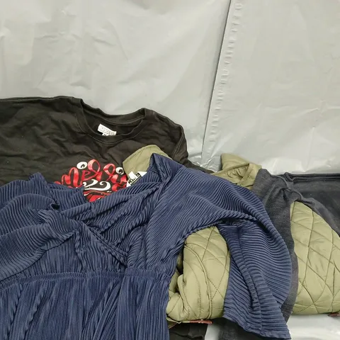 APPROXIMATELY 20 ASSORTED CLOTHING ITEMS IN VARIOUS SIZES TO INCLUDE COATS, JUMPSUITS, SWEATERS, ETC - COLLECTION ONLY