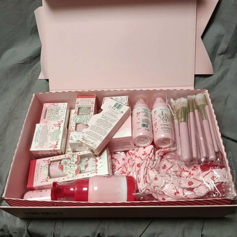 PLOUISE GIFT SET TO INCLUDE MASCARA, BODY SCRUB ETC BOXED