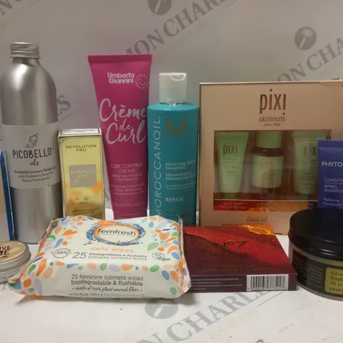 BOX OF APPROX 12 ASSORTED BEAUTY PRODUCTS TO INCLUDE MOROCCANOIL SHAMPOO, PIXI SKIN TREATS SET, NO7 LIP&EYE PALETTE, ETC