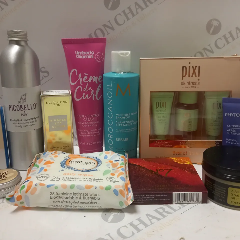 BOX OF APPROX 12 ASSORTED BEAUTY PRODUCTS TO INCLUDE MOROCCANOIL SHAMPOO, PIXI SKIN TREATS SET, NO7 LIP&EYE PALETTE, ETC 