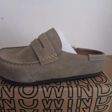 SNOWWIND CLOGS β TAUPE SUEDE, UK 5 (EU 38)