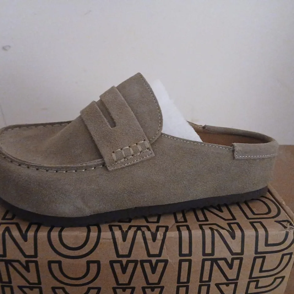 SNOWWIND CLOGS – TAUPE SUEDE, UK 5 (EU 38)