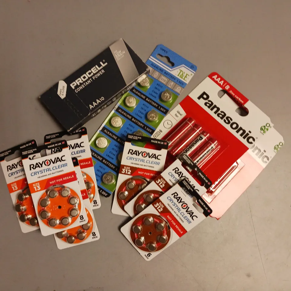 LOT OF APPROX 10 ASSORTED BRAND AND SIZE BATTERIES TO INCLUDE PANASONIC AAA, RAYOVAC BUTTON HEARING AID BATTERIES AND PROCELL AAA
