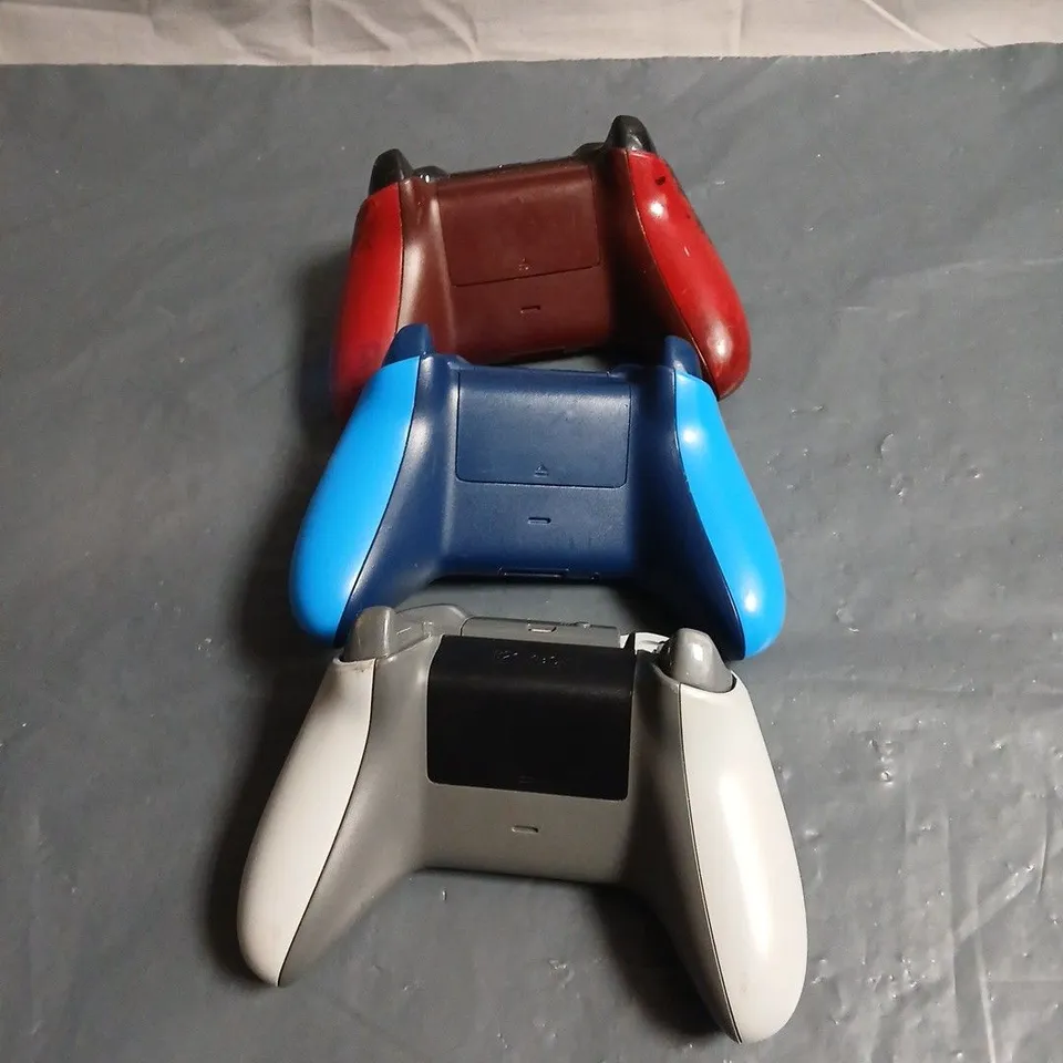 3 X ASSORTED X BOX AND XBOX ONE GAME CONTROLLERS