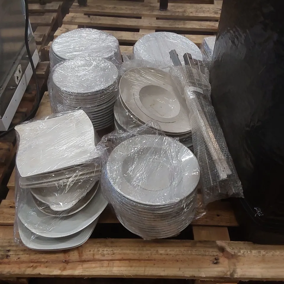 PALLET CONTAINING A LARGE QUANTITY OF ASSORTED DINNERWARE INCLUDING PLATES, BOWLS ECT