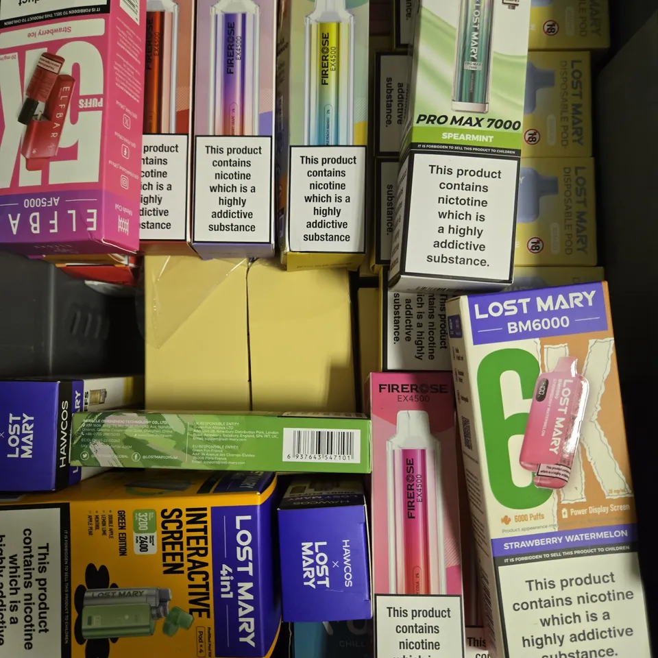 APPROXIMATELY 20 ASSORTED E-CIGARETTE & VAPING ITEMS IN VARIOUS BRANDS 