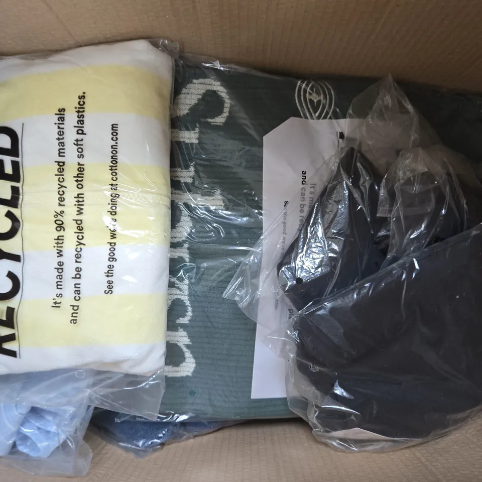 APPROXIMATELY 15 ASSORTED CLOTHING ITEMS IN VARIOUS SIZES, COLOURS & STYLES 