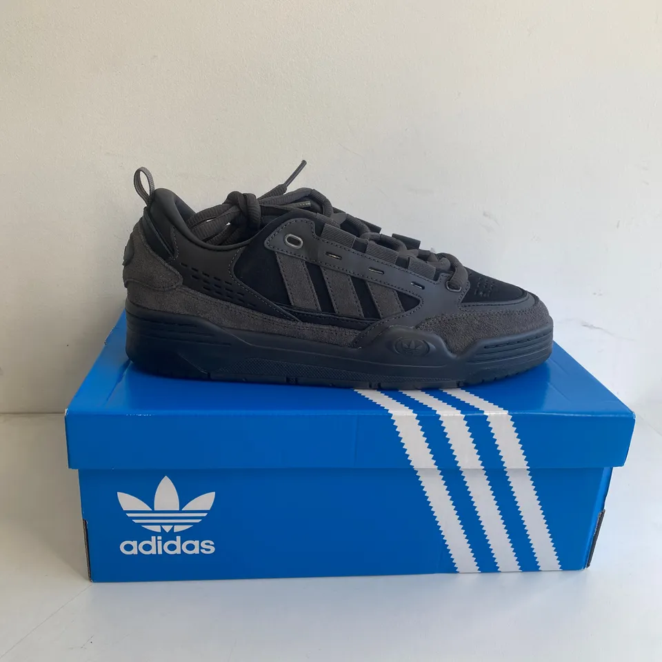 BOXED PAIR OF ADIDAS ORIGINALS ADI2000 BLACKSHOES SIZE 8.5