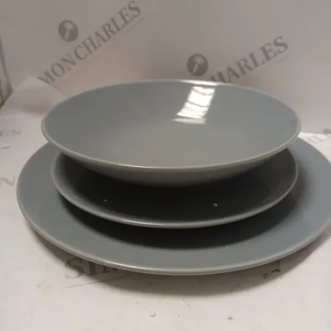 BRAND NEW BOXED CESIRO 18 PIECE DINNERWARE SET TO INLCLUDE LARGE PLATE SMALL PLATE AND BOWL IN DARK GREY  / COLLECTION ONLY 