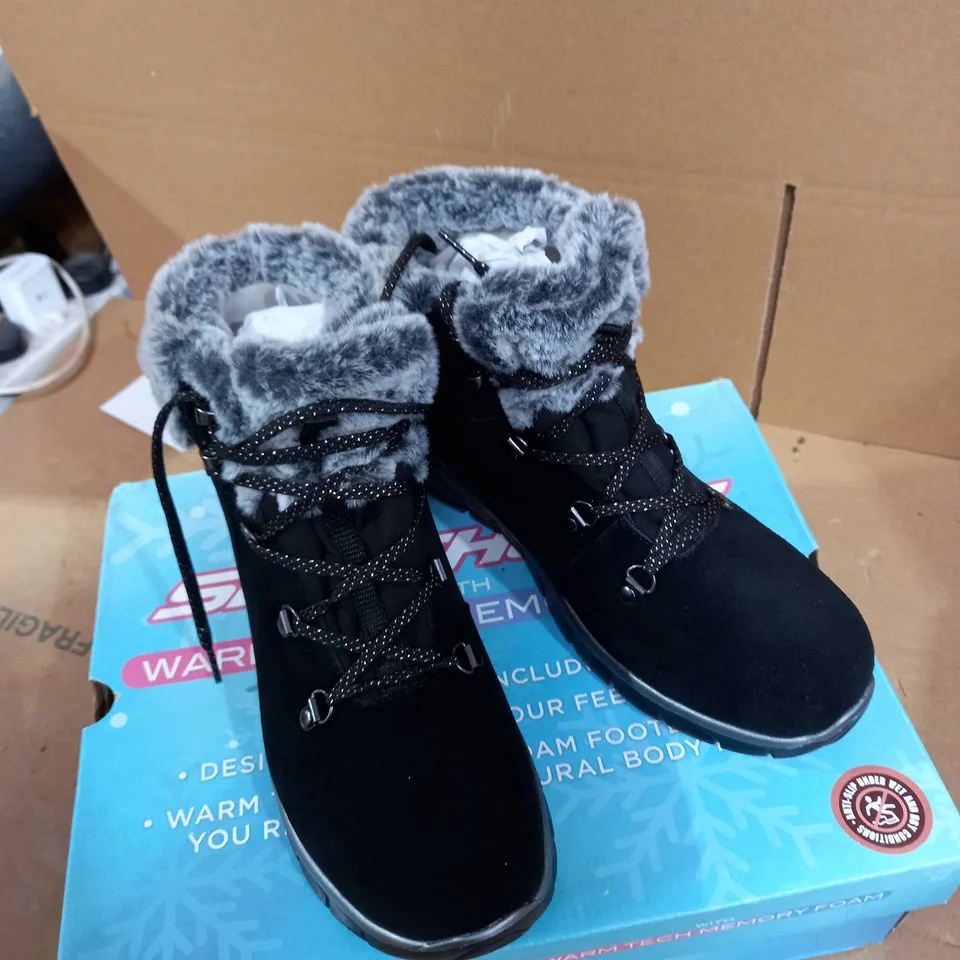 SKETCHERS MEMORY FOAM BLACK BOOTS SIZE 7