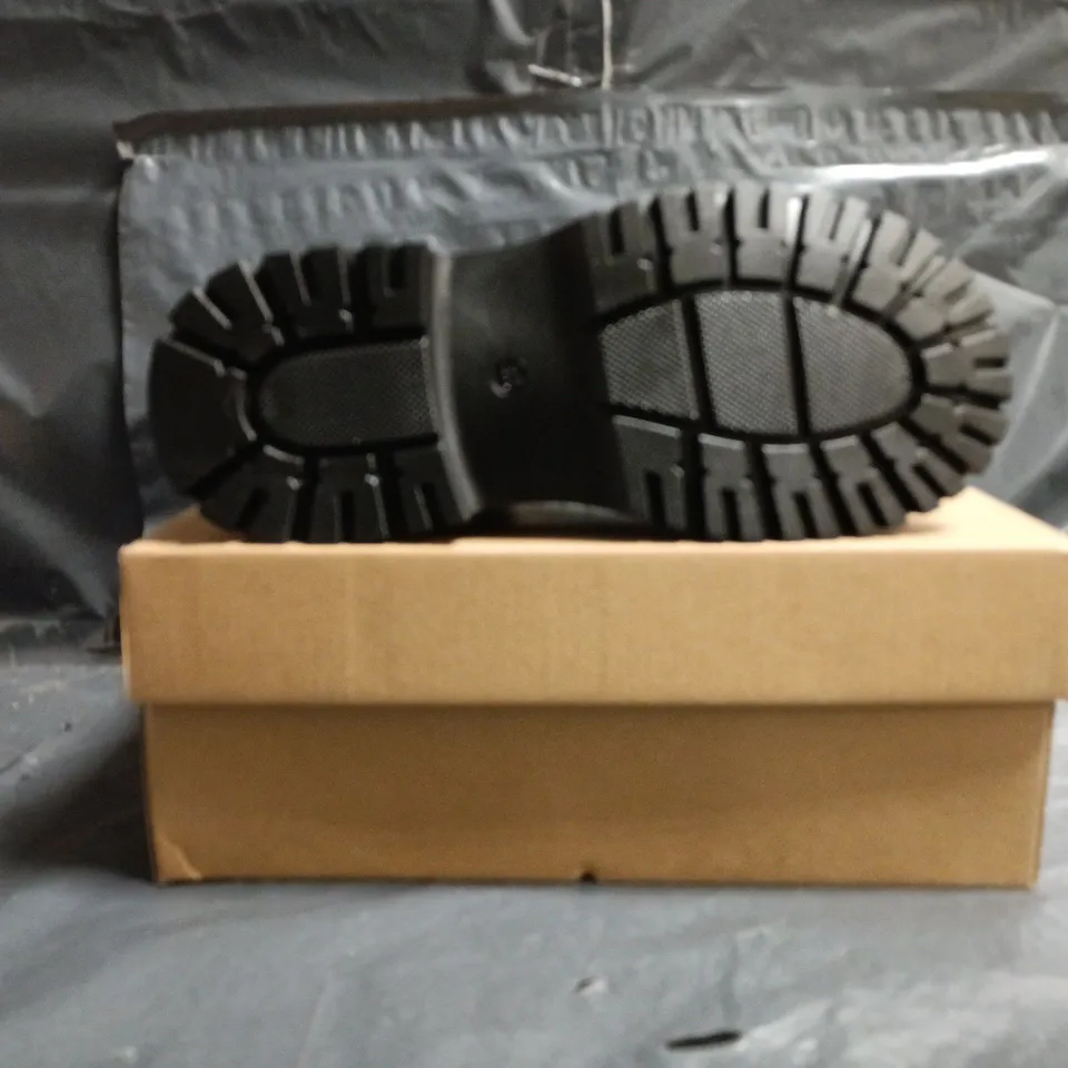 BOXED PAIR OF UNBRANDED CHELSEA ANKLE BOOTS IN BLACK SIZE EU 35