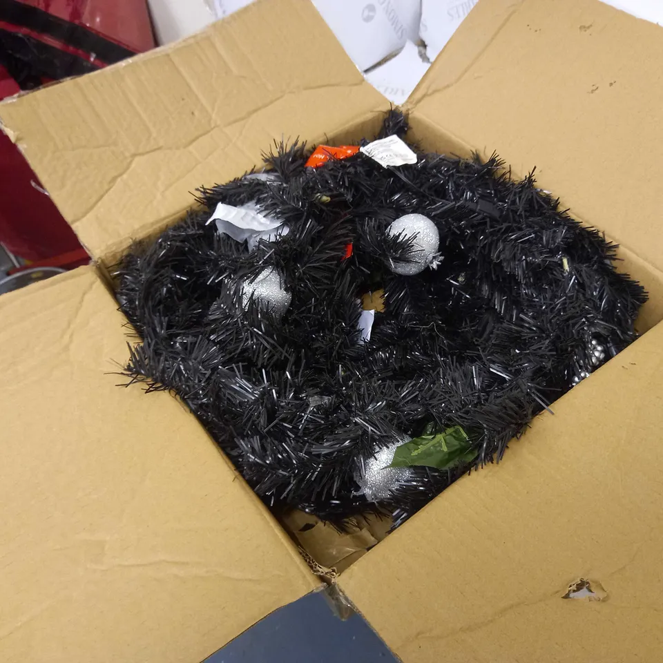 CHRISTMAS BLACK TINSEL LEAF