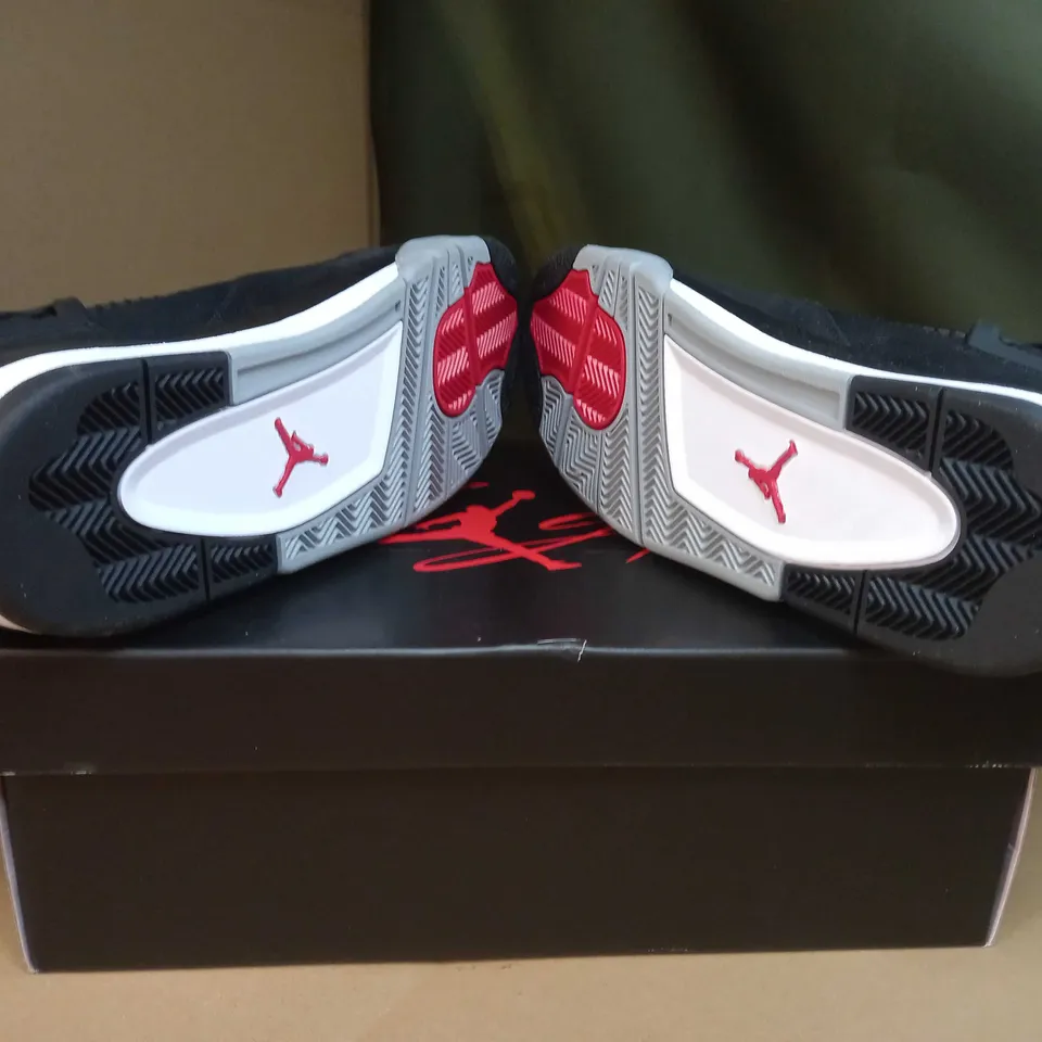BOXED PAIR OF AIR JORDA 4 RETRO BLACK/GREY TRAINERS SIZE 9.5