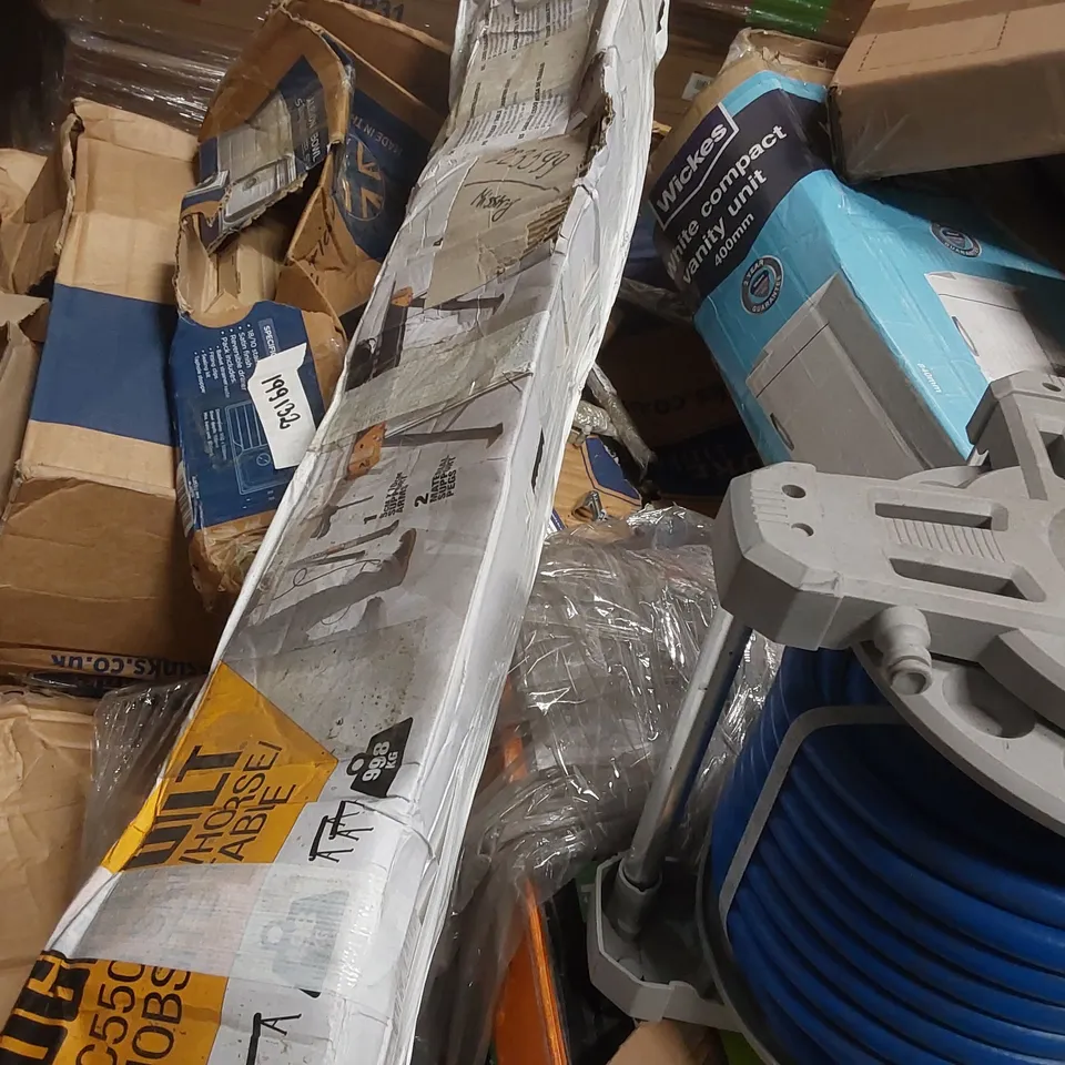 PALLET OF ASSORTED TOOLS/EQUIPMENT INCLUDING: SAW HORSE FLYMO LAWNMOWER ECT