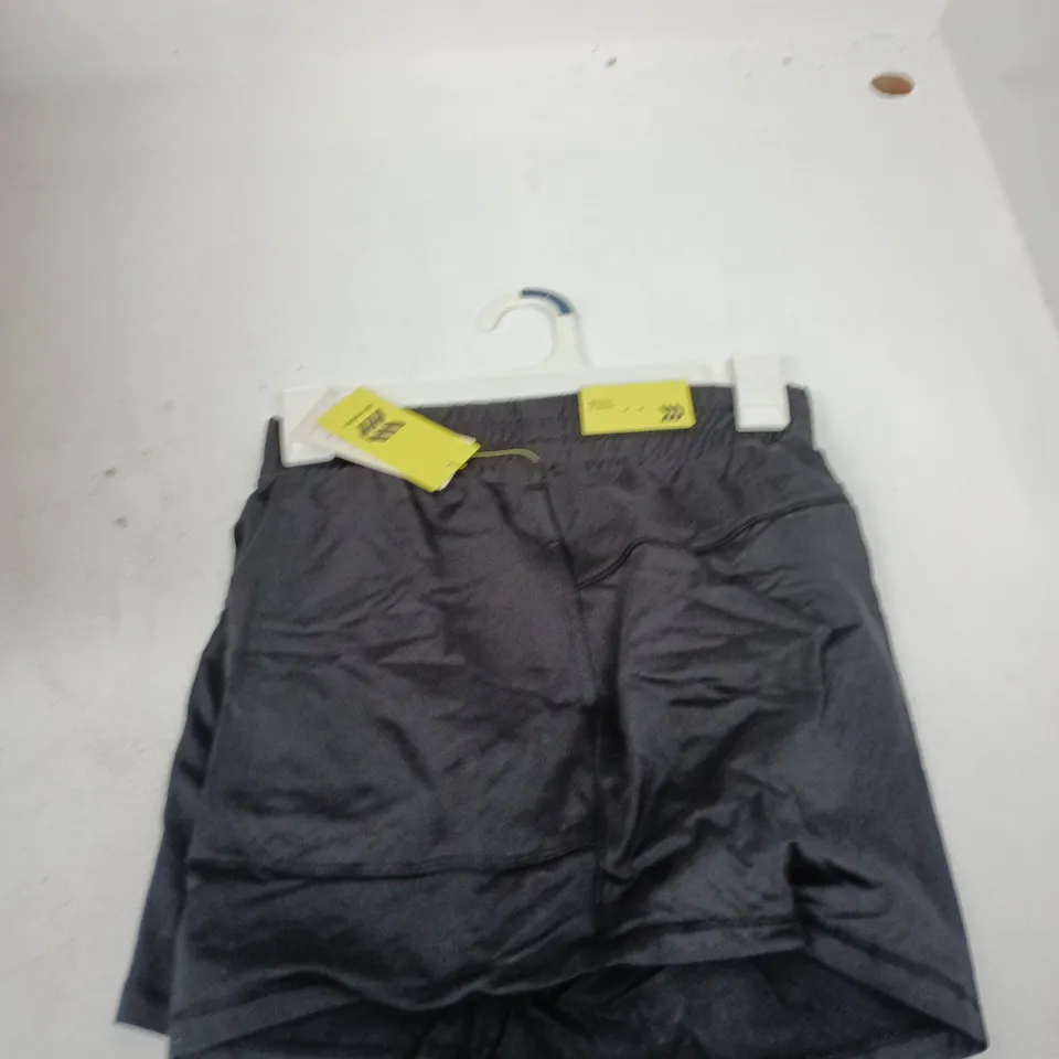 BOX OF APPROXIMATELY 12 ALL IN MOTION MID RISE SHORTS IN ASSORTED SIZES