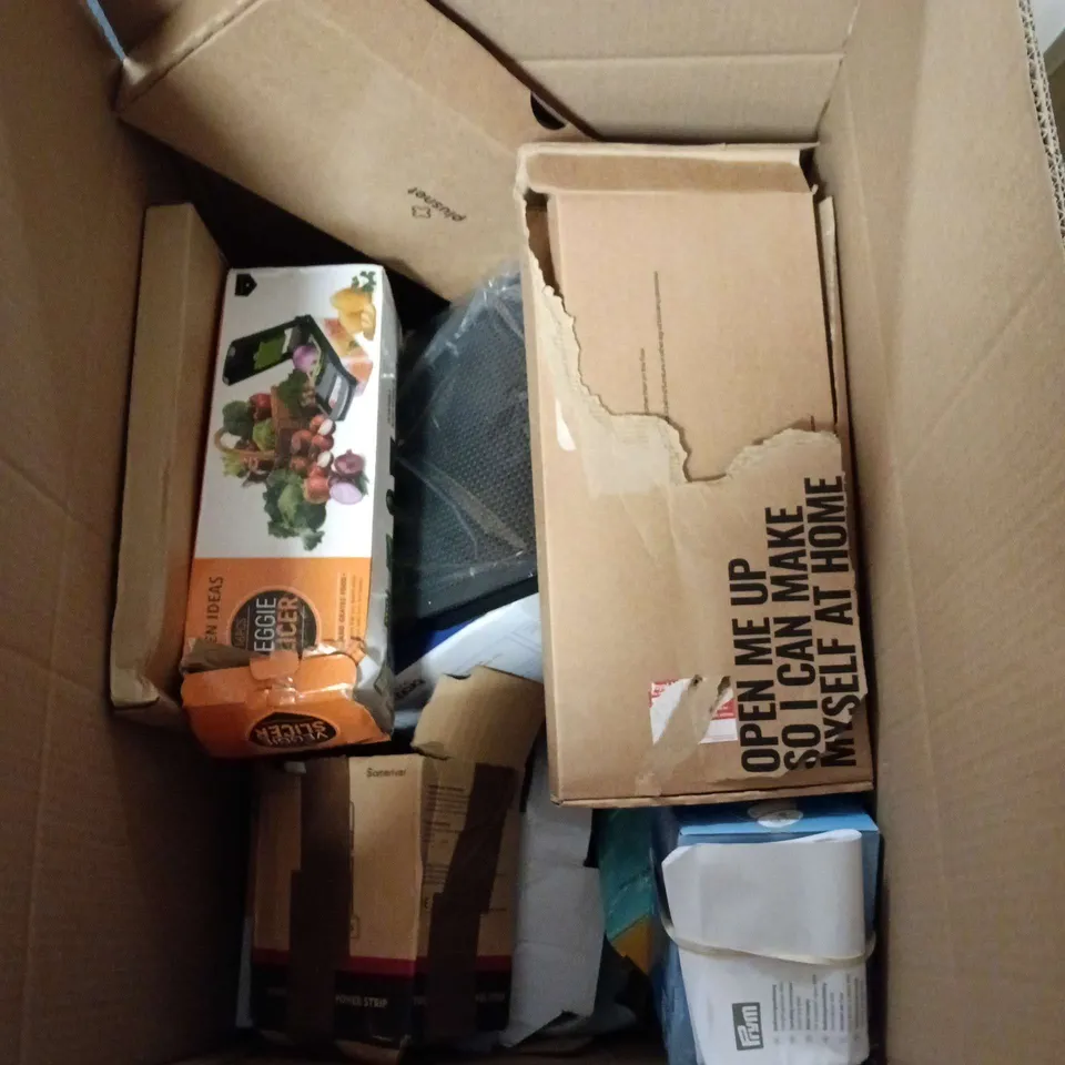 BOX OF APPROXIMATELY 15 ASSORTED HOUSEHOLD ITEMS TO INCLUDE SPLIT END HAIR TRIMMER, PORTABLE JUICER, HEAT ALARM, VEGGIE SLICER ETC