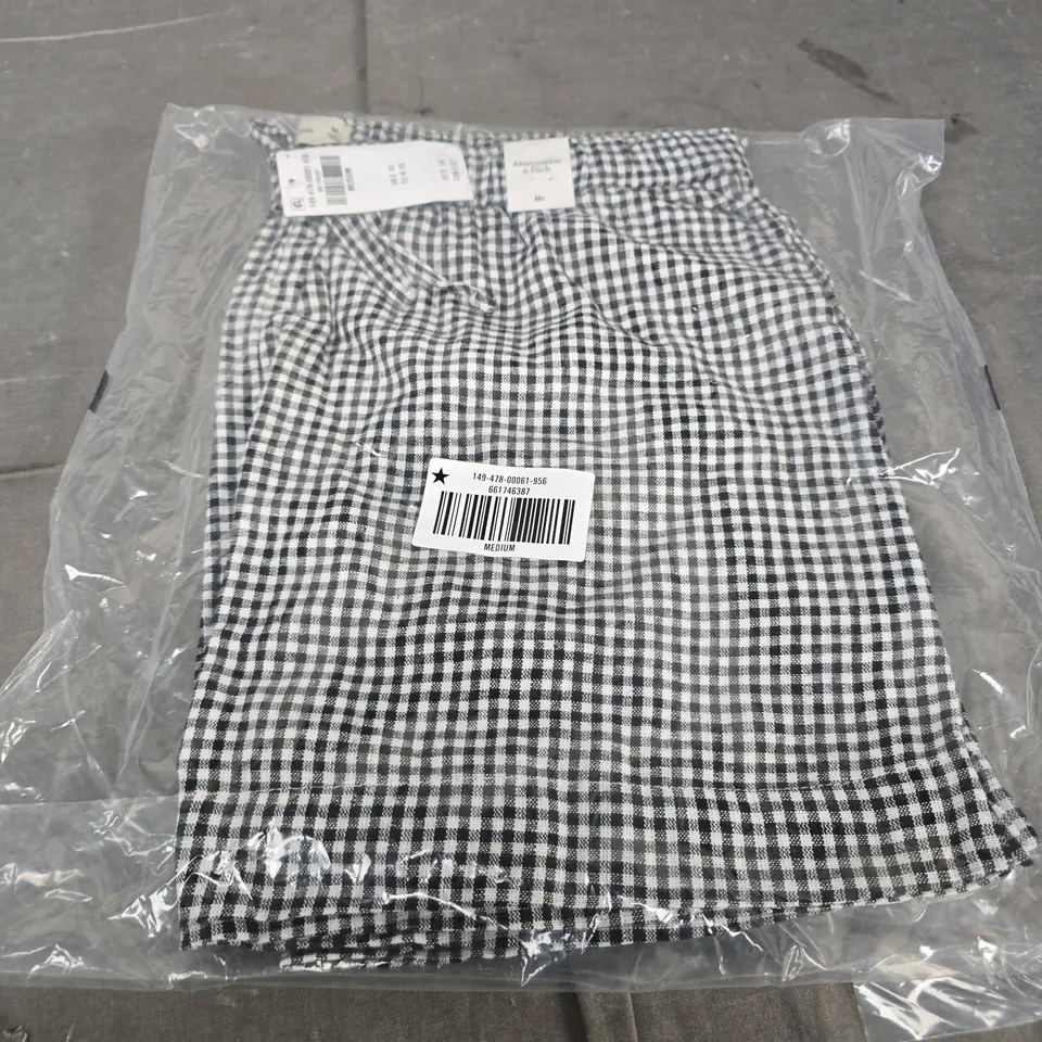 ABERCROMBIE & FITCH MEN’S GINGHAM CHECK SHORTS – MEDIUM
