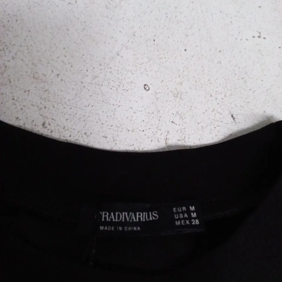 STRADIVARIUS BLACK SWEATSHIRT – SIZE M 
