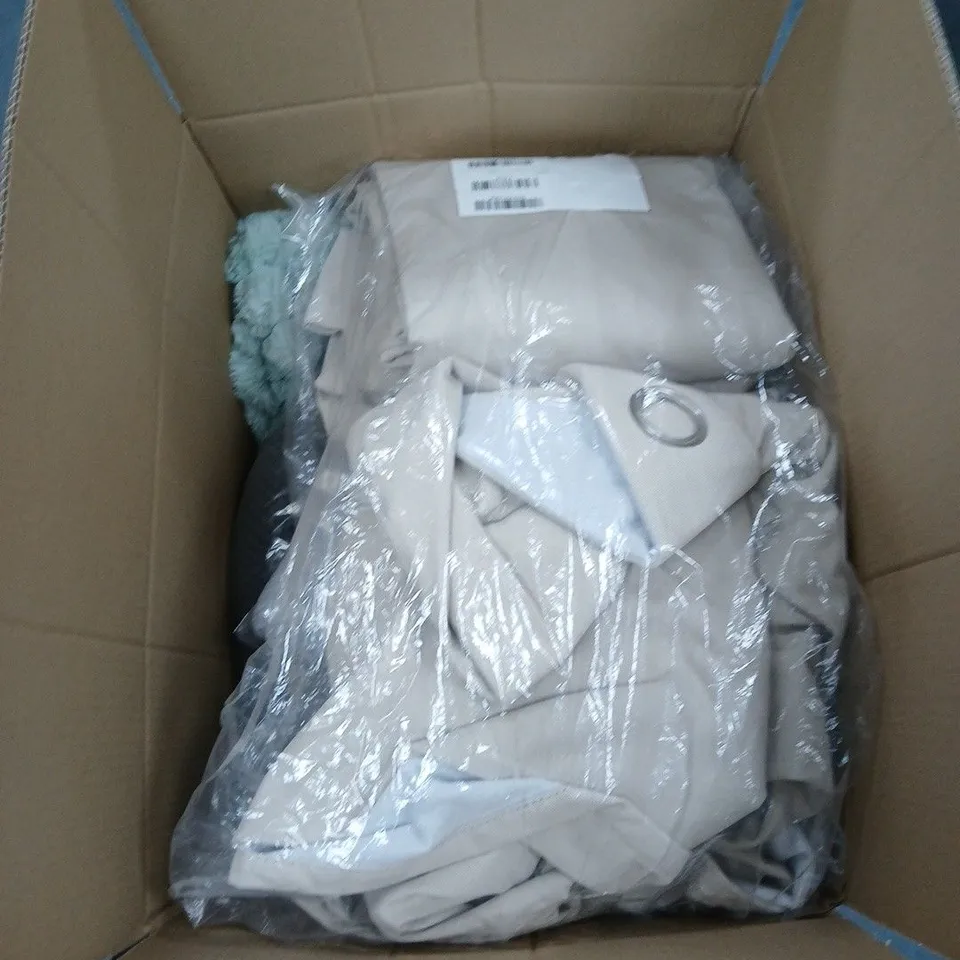 APPROXIMATELY 15 ASSORTED HOUSEHOLD ITEMS TO INCLUDE:BIANCA BEDSPREAD AND BATHROOM MAT 