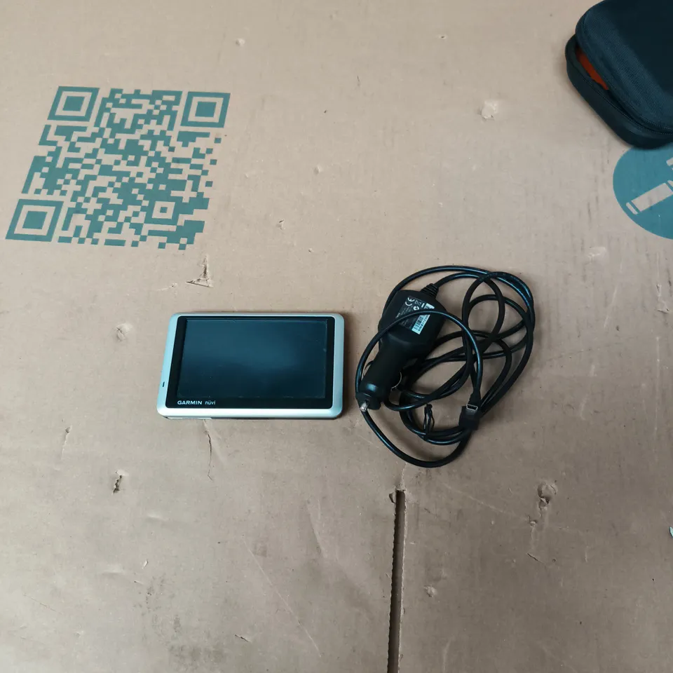 GARMIN NÜVI GPS NAVIGATION DEVICE WITH CAR CHARGER