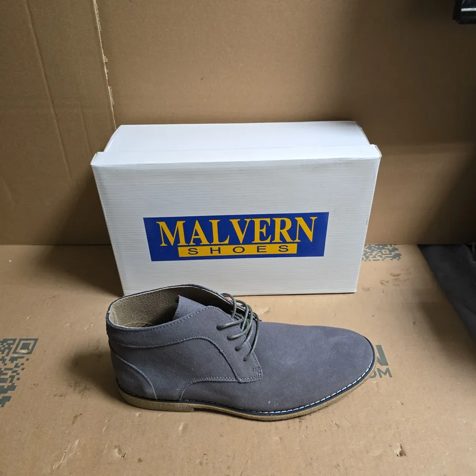 MALVERN SHOES MEN’S BLUE-GREY SUEDE CHUKKA BOOTS - UK SIZE 10