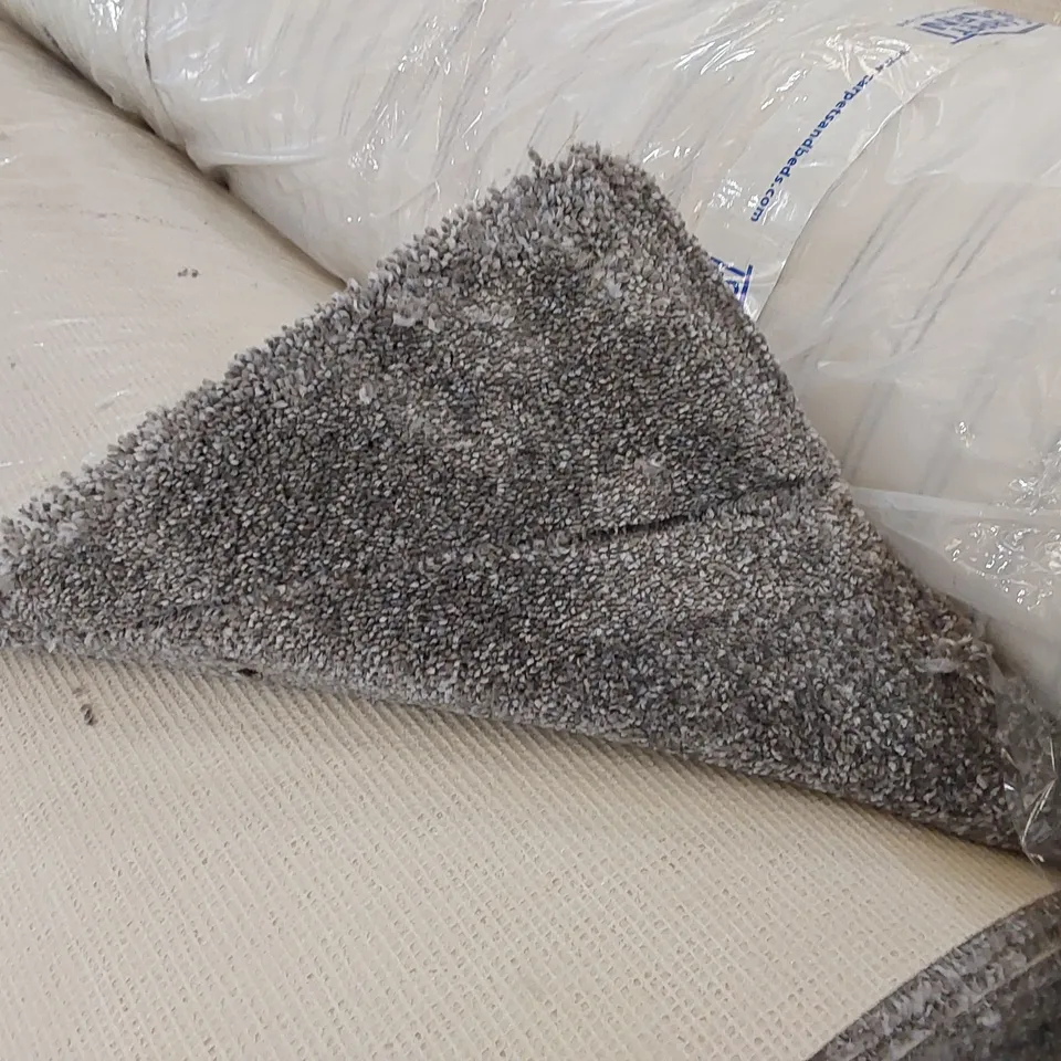 ROLL OF QUALITY SUBLIME CARPET // SIZE: APPROX. 4 X 20m