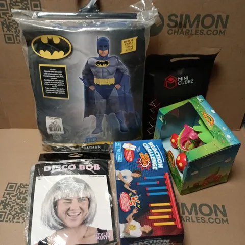 APPROXIMATELY 20 ASSORTED TOYS, GAMES, GIFTS AND NOVELTIES TO INCLUDE BATMAN OUTFIT, HAPPYLAND FAIRY CHARIOT TOY, REACTION CHALLENGE GAME, ETC - COLLECTION ONLY